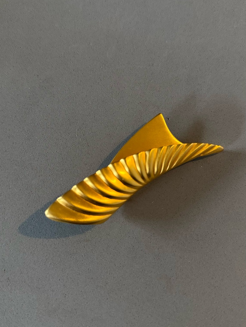 Vintage Clara Studio
Inc Gold Tone Modernist Ribbon Brooch Pin 1980s